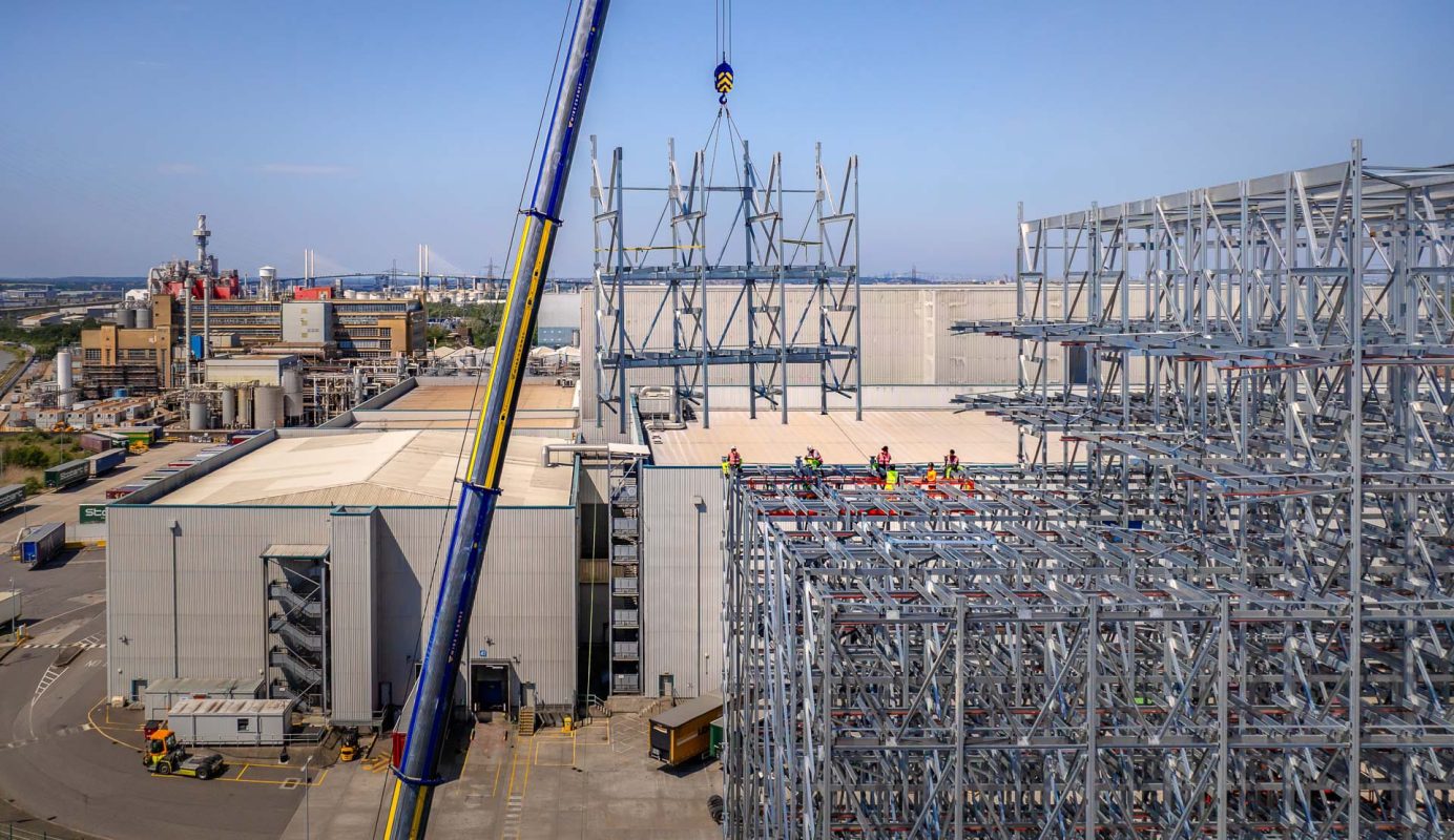 Crane Lift © Leo Hillier