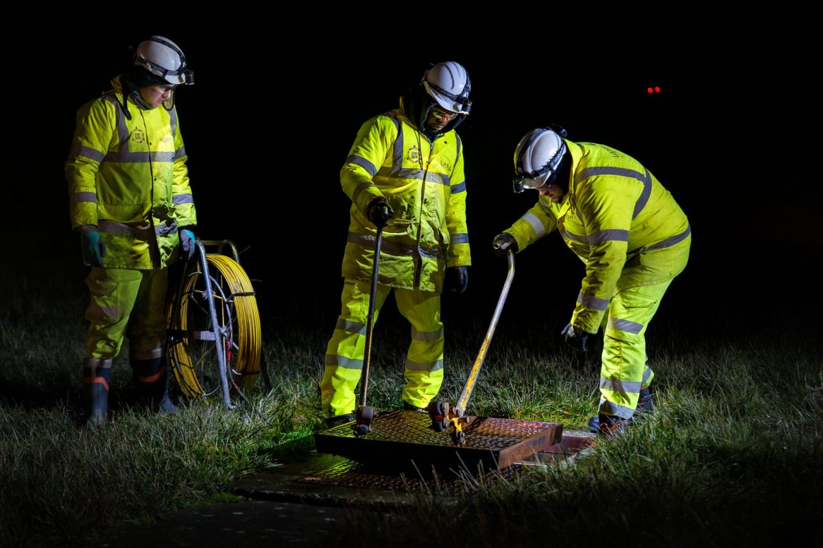 Manhole Lifting © Leo Hillier
