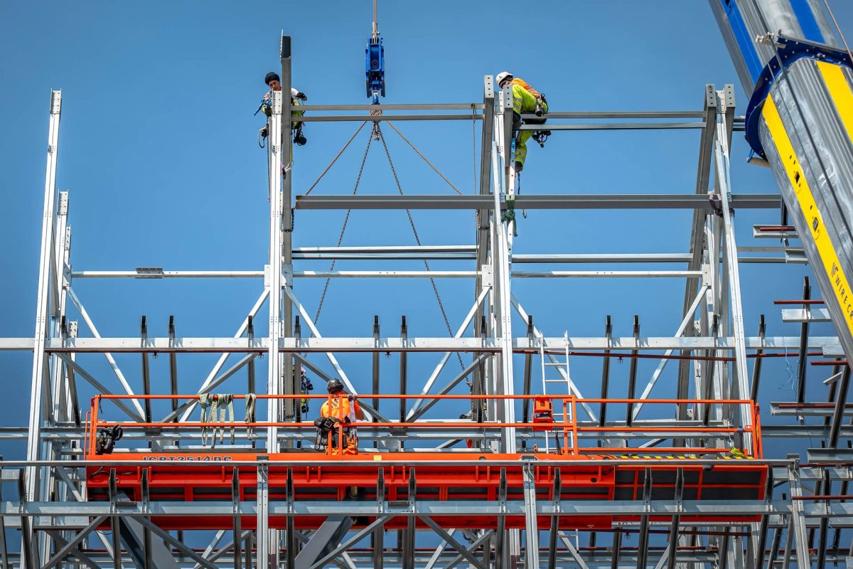 Steel Erecting © Leo Hillier
